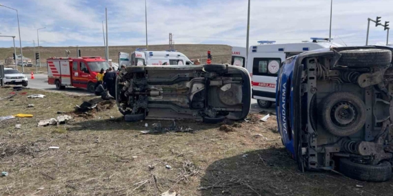 Van’da zincirleme kaza: 4’ü askeri personel 6 yaralı